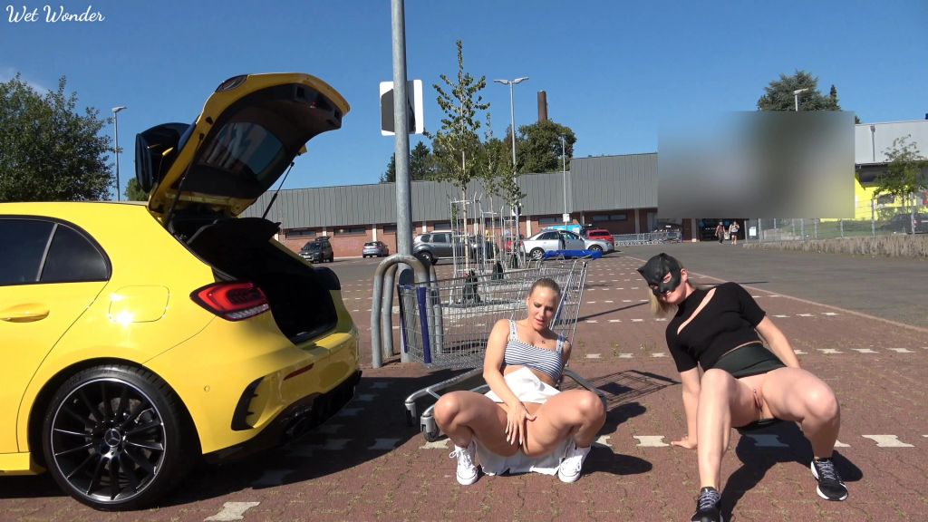 sexy foto nr. 3 von Public Piss Parade #12. Auf dem Parkplatz vor dem Supermarkt