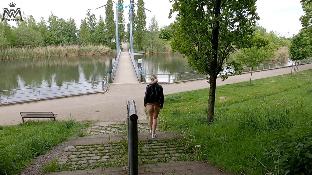 sexy foto nr. 3 von Public Piss Parade #13. Draußen am Teich.