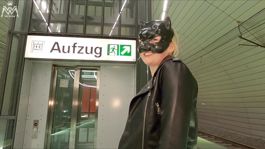 Public Piss Parade #14. Mitten im Bahnhof