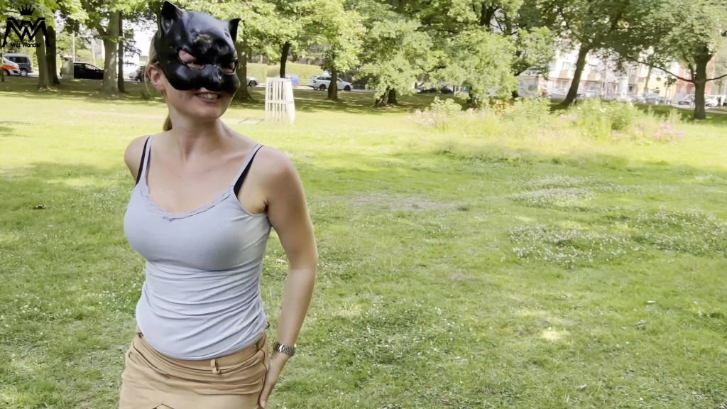 sexy foto nr. 2 von Public Piss Parade #15. Natursekt bis der Arzt kommt!