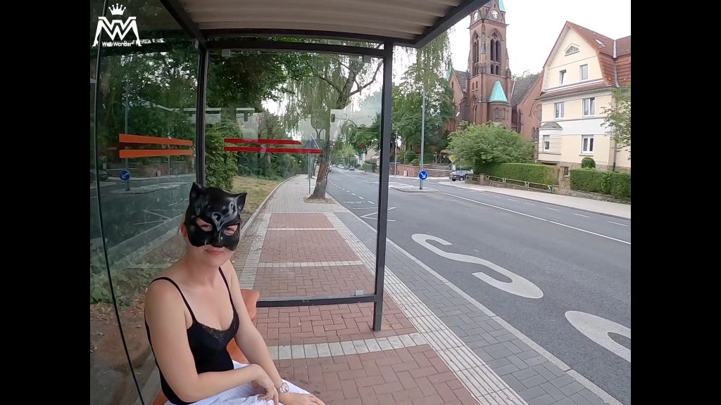 sexy foto nr. 4 von Public Piss Parade #16. Die Bus Haltestelle