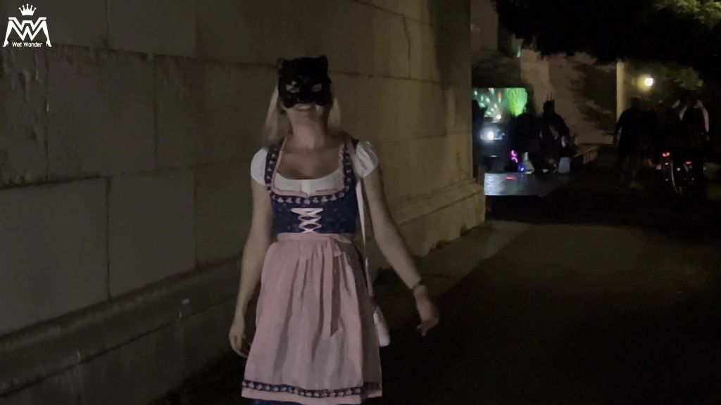 sexy foto nr. 3 von Dirndl Piss an der Bavaria Statue. O zapft is!