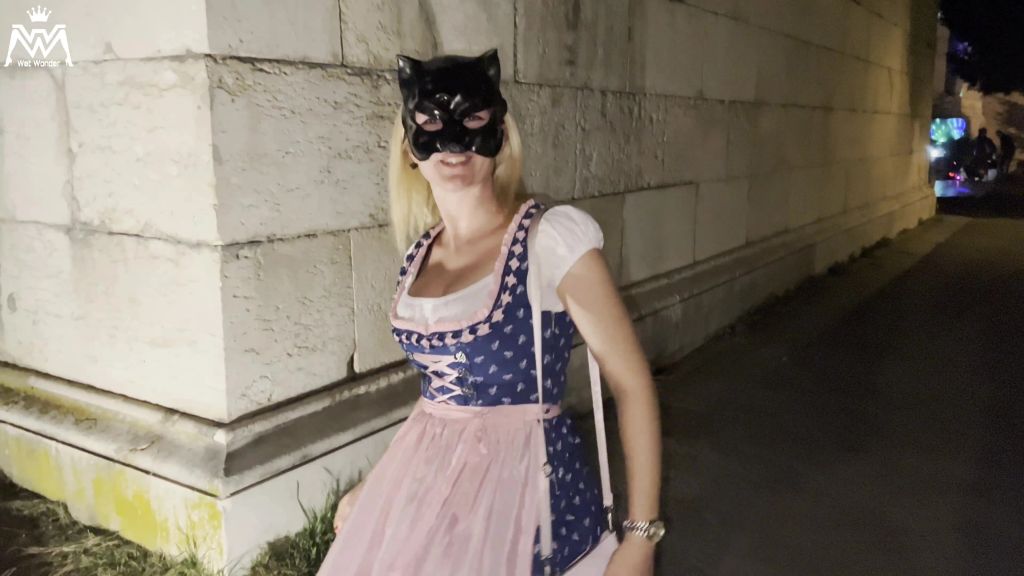 sexy foto nr. 4 von Dirndl Piss an der Bavaria Statue. O zapft is!