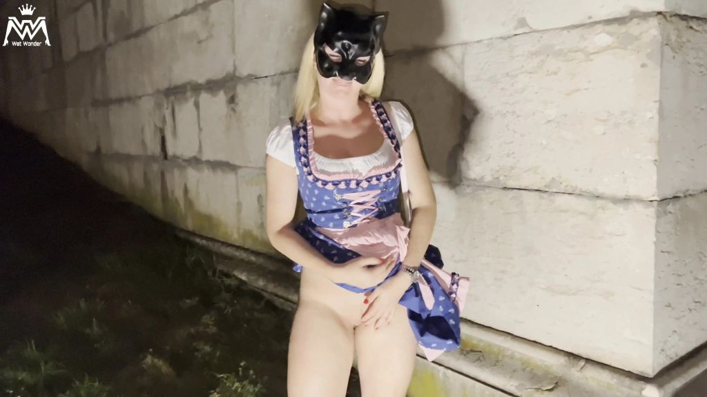 sexy foto nr. 6 von Dirndl Piss an der Bavaria Statue. O zapft is!