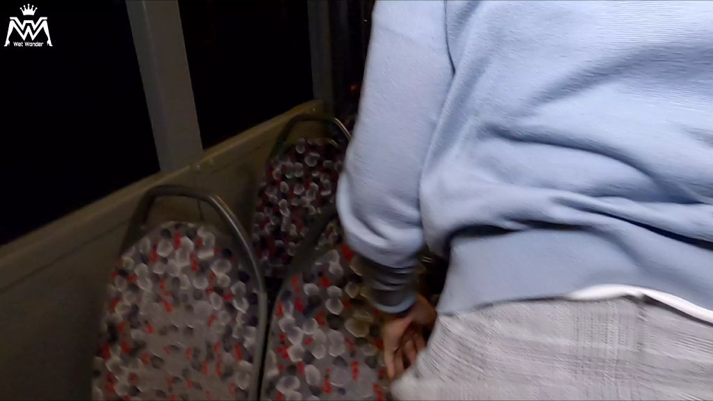 sexy foto nr. 4 von Public Piss Parade #17. Der feuchte Halt