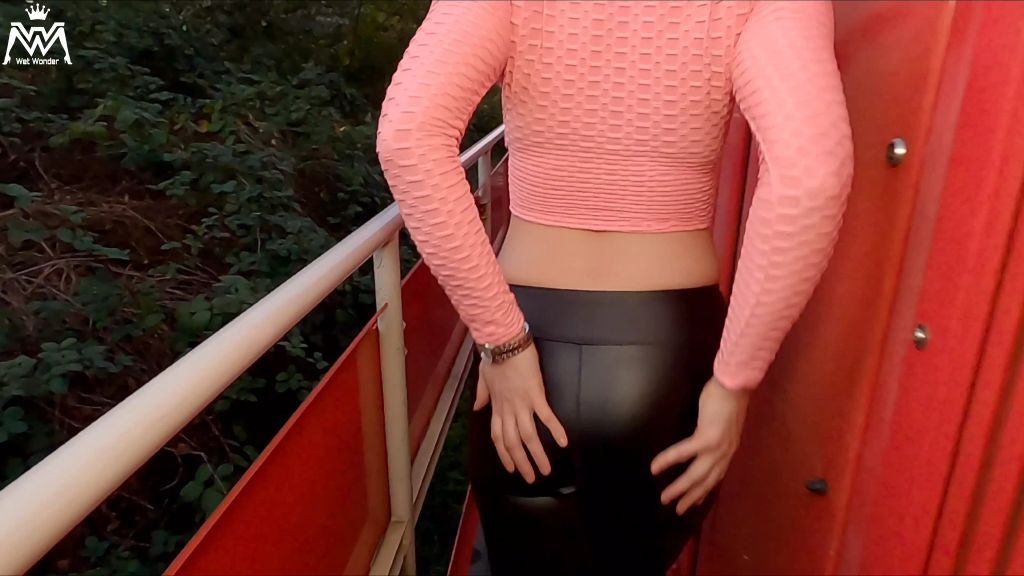 sexy foto nr. 6 von Public Piss Parade #18. Von der Lok gepisst!