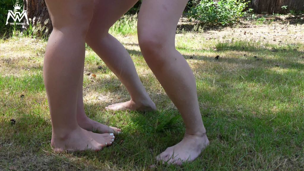 sexy foto nr. 7 von FUCK! Meine STIEFSCHWESTER pisst mir auf die NACKTEN FÜSSE!