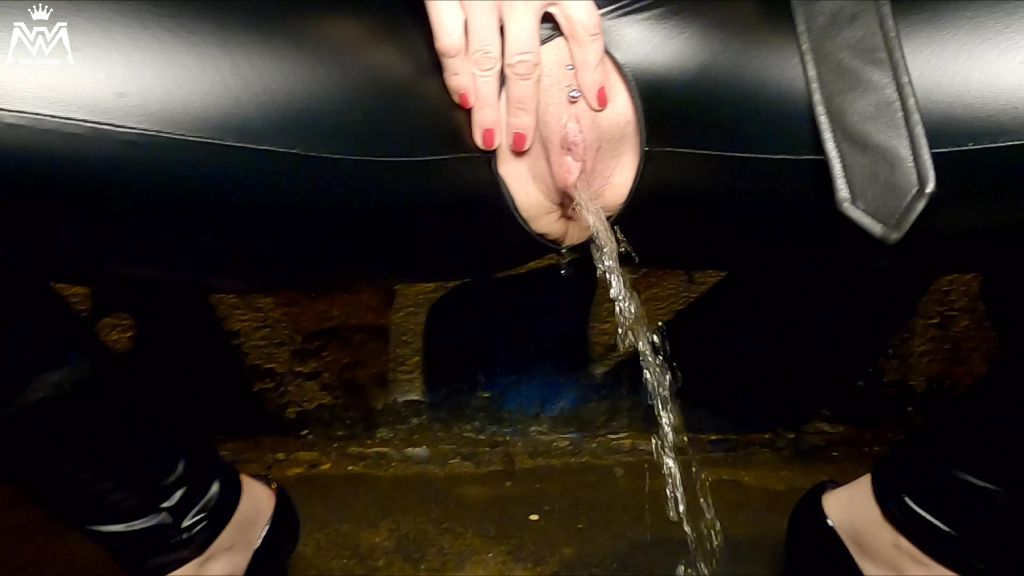 sexy foto nr. 6 von Public Piss Parade #19. Überraschung für die Nachtschicht