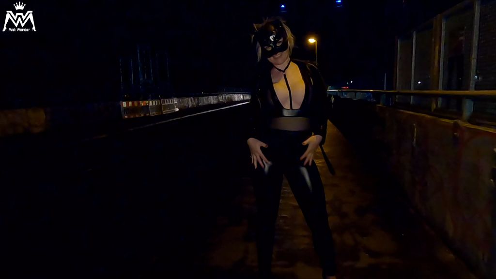 sexy foto nr. 9 von Public Piss Parade #19. Überraschung für die Nachtschicht