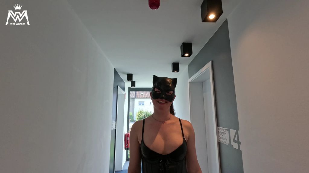 sexy foto nr. 1 von Der Köter SÄUFT meine PISSE noch vom Boden! FSK 21☠️