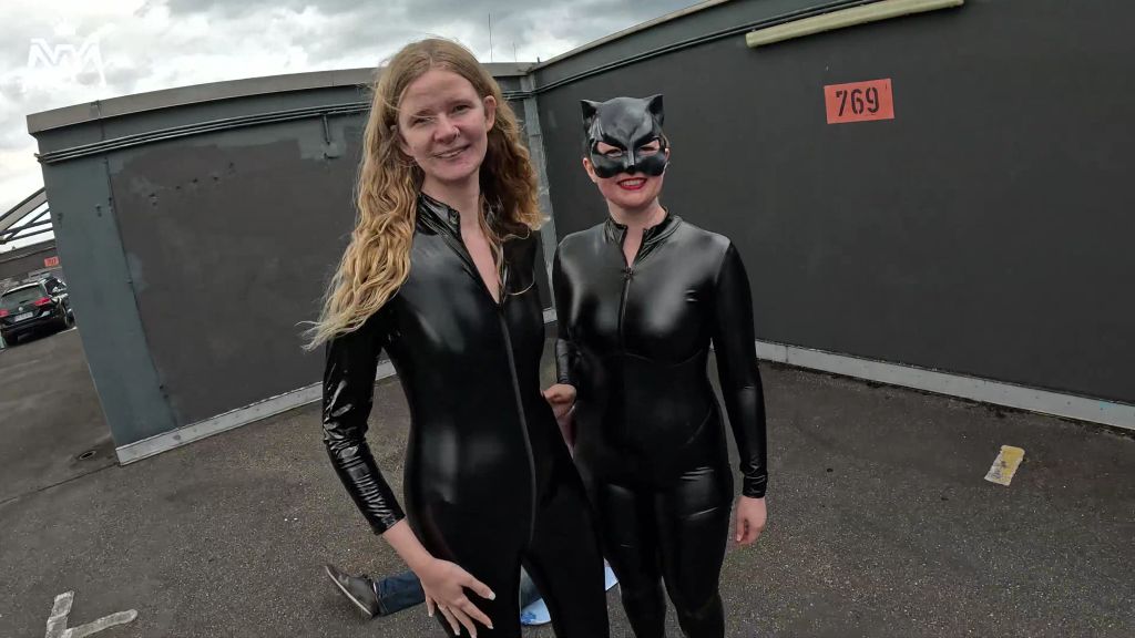 sexy foto nr. 1 von DURSTIGE-DRECKSAU LECKT sein SPERMA von unseren Füßen!