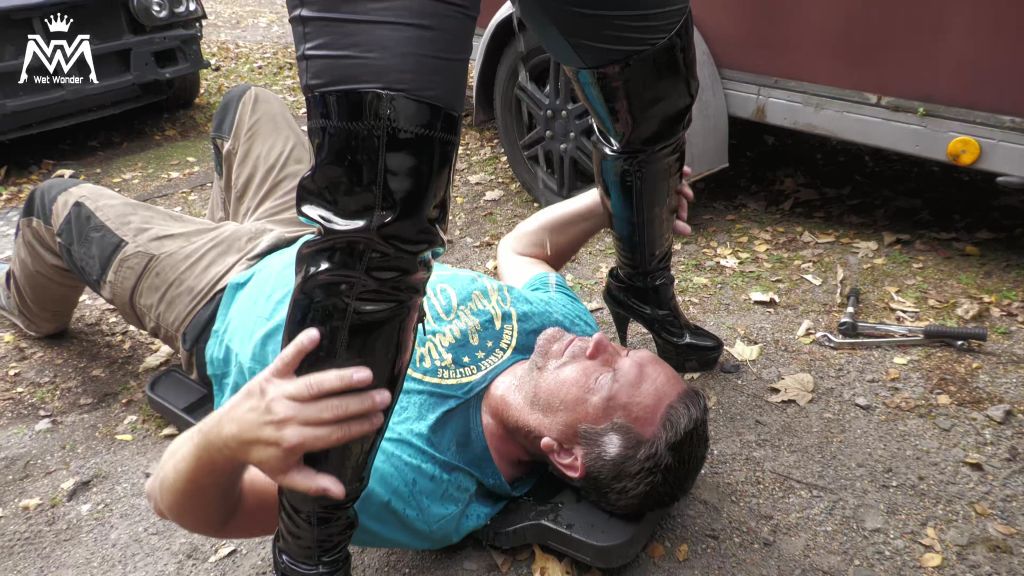 Vorschaubild 7 zum Video „HOBBY-SCHRAUBER nach der Swingerparty VOLLGEPISST!!“