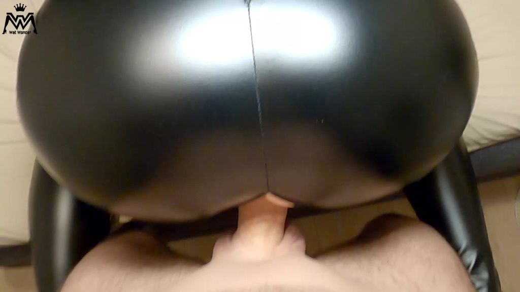 sexy foto nr. 3 von Doggy Fick im Leder Catsuit