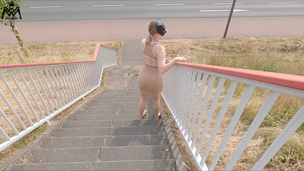 sexy foto nr. 2 von Public Piss Parade #20 Auf der Treppe
