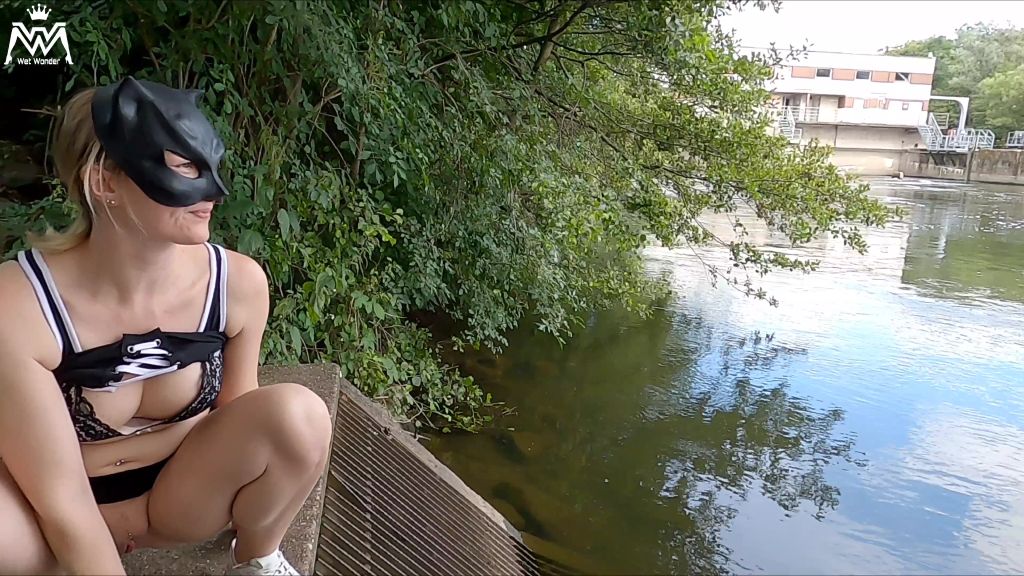 sexy foto nr. 9 von Feuchte Fotze am Fluss #4.