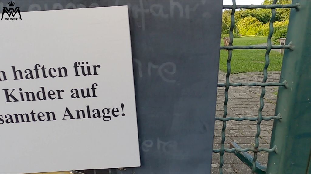 sexy foto nr. 1 von Public Piss Parade #22. Beim Minigolf
