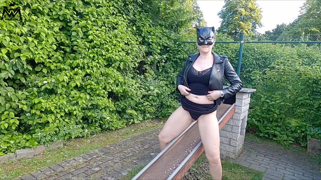 sexy foto nr. 4 von Public Piss Parade #22. Beim Minigolf