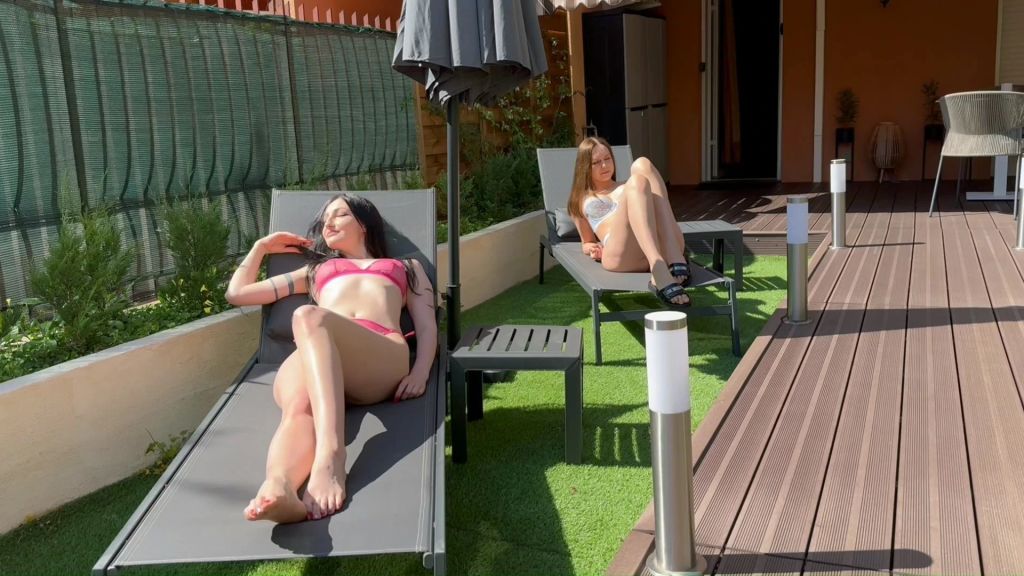 Orgasmus-Explosion im Strandurlaub! Lesbo-Video!